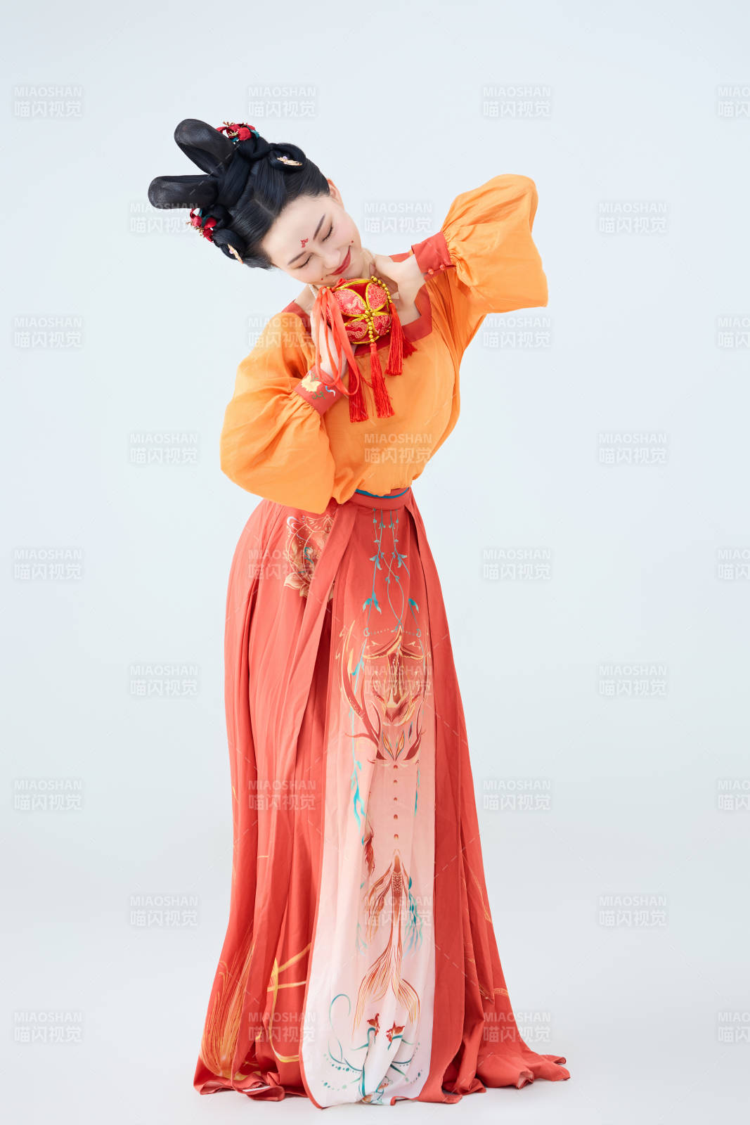 穿着古代唐朝服饰妆造表演古典舞的美丽舞者图片