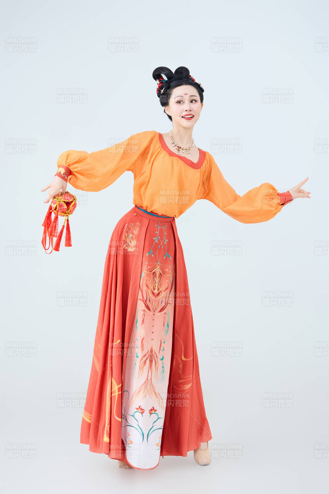 穿着古代唐朝服饰妆造表演古典舞的美丽舞者图片