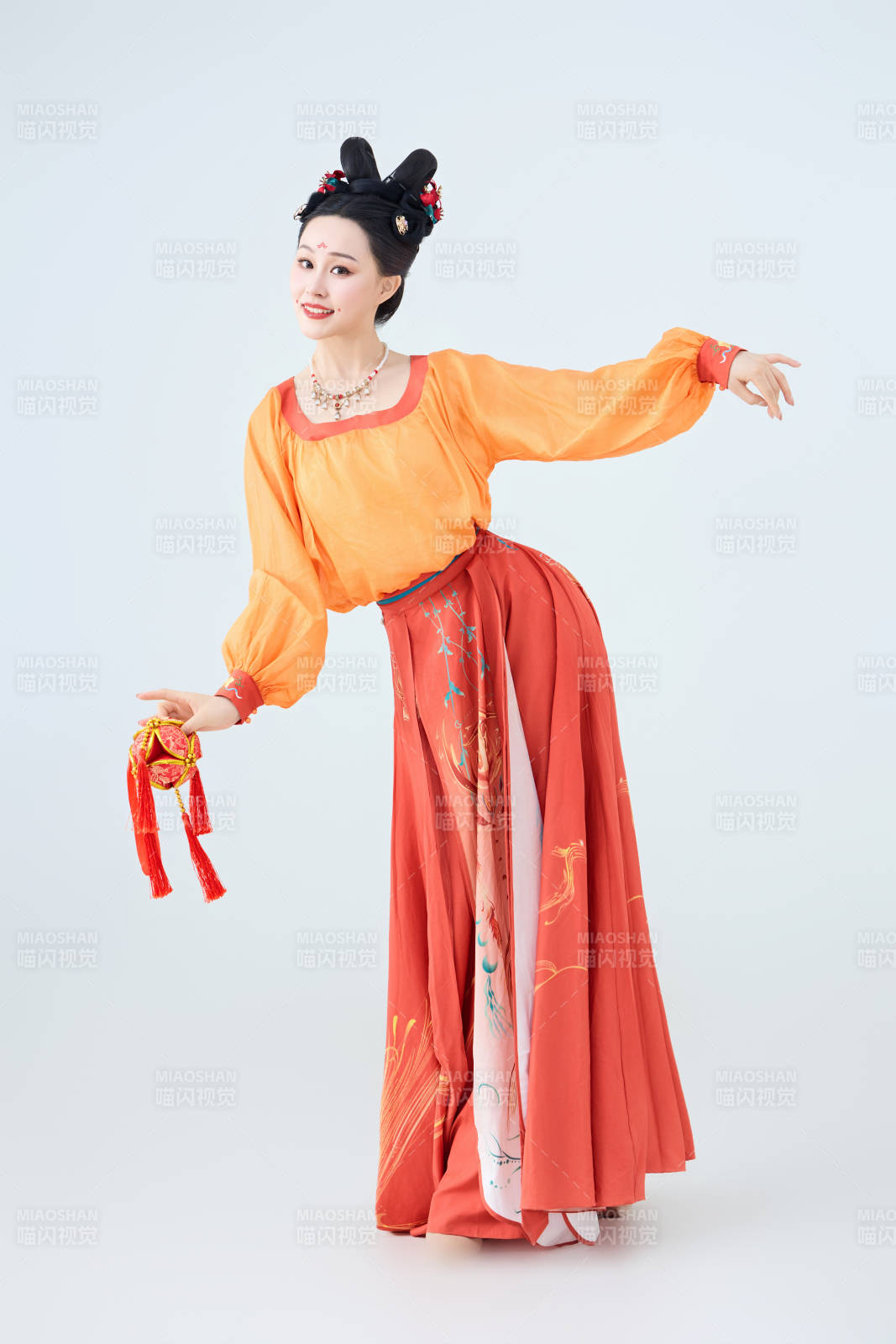 穿着古代唐朝服饰妆造表演古典舞的美丽舞者图片