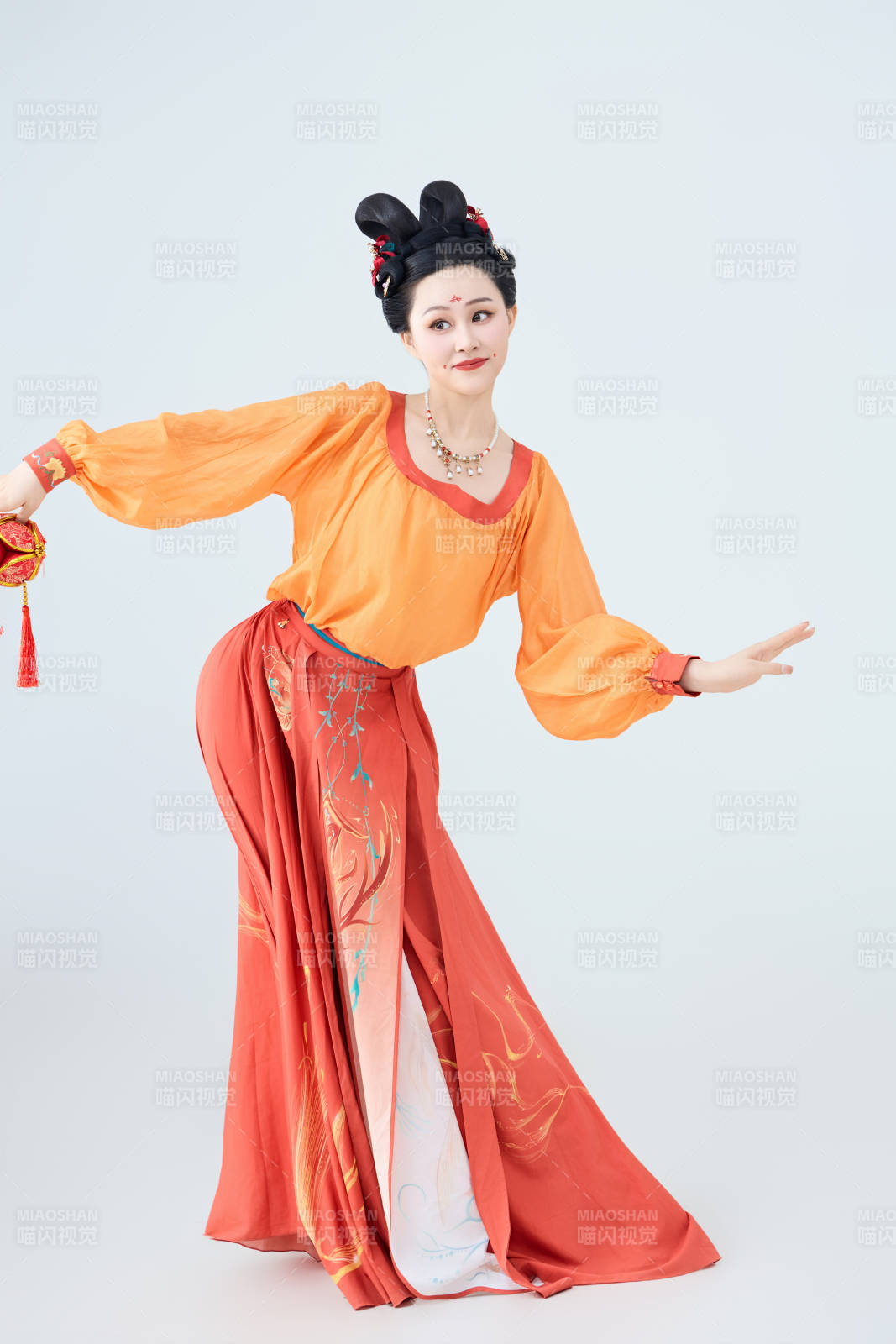 穿着古代唐朝服饰妆造表演古典舞的美丽舞者图片