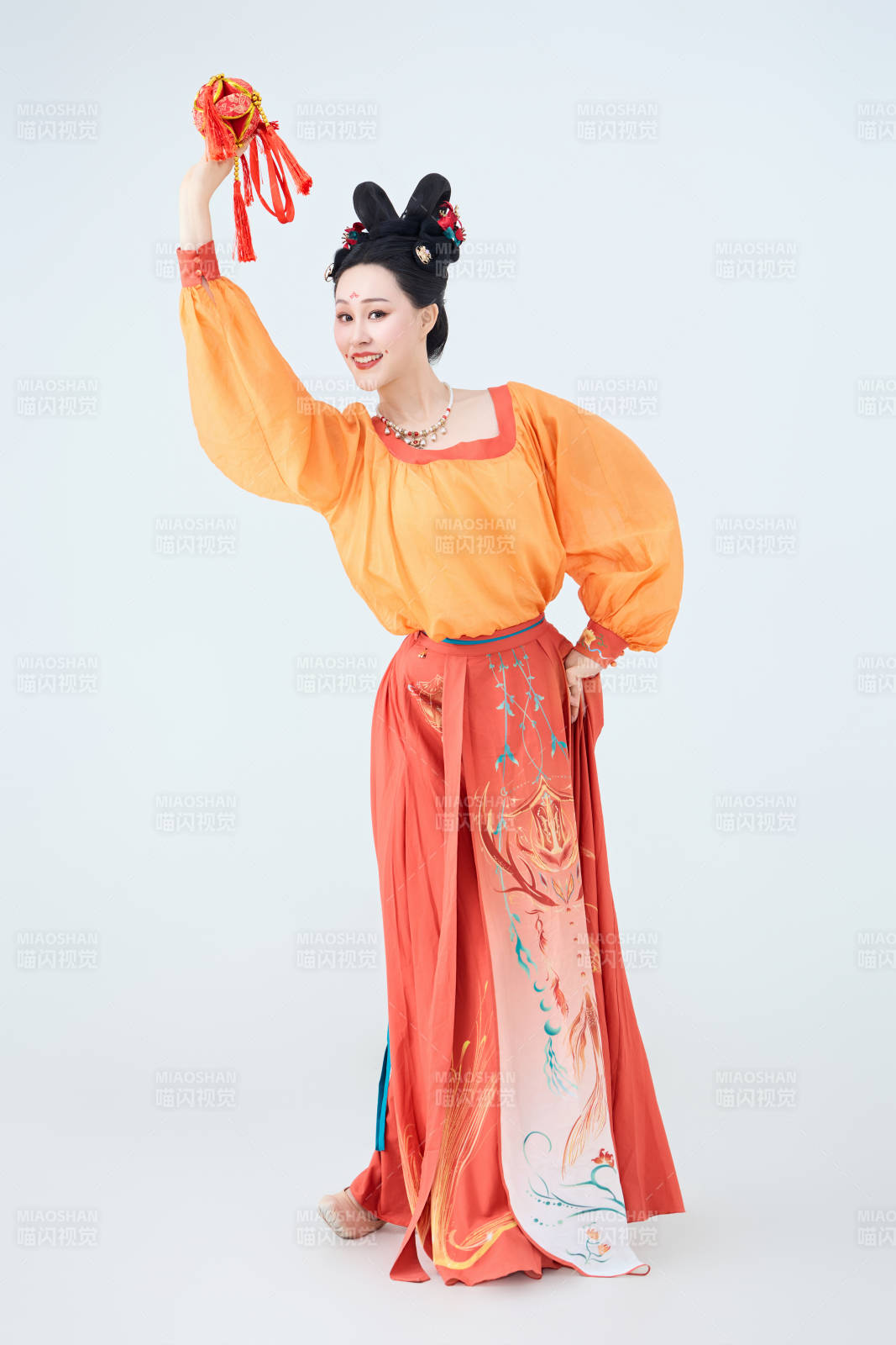 穿着古代唐朝服饰妆造表演古典舞的美丽舞者图片