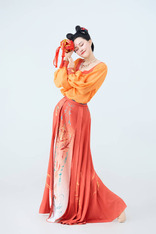 穿着古代唐朝服饰妆造表演古典舞的美丽舞者图片