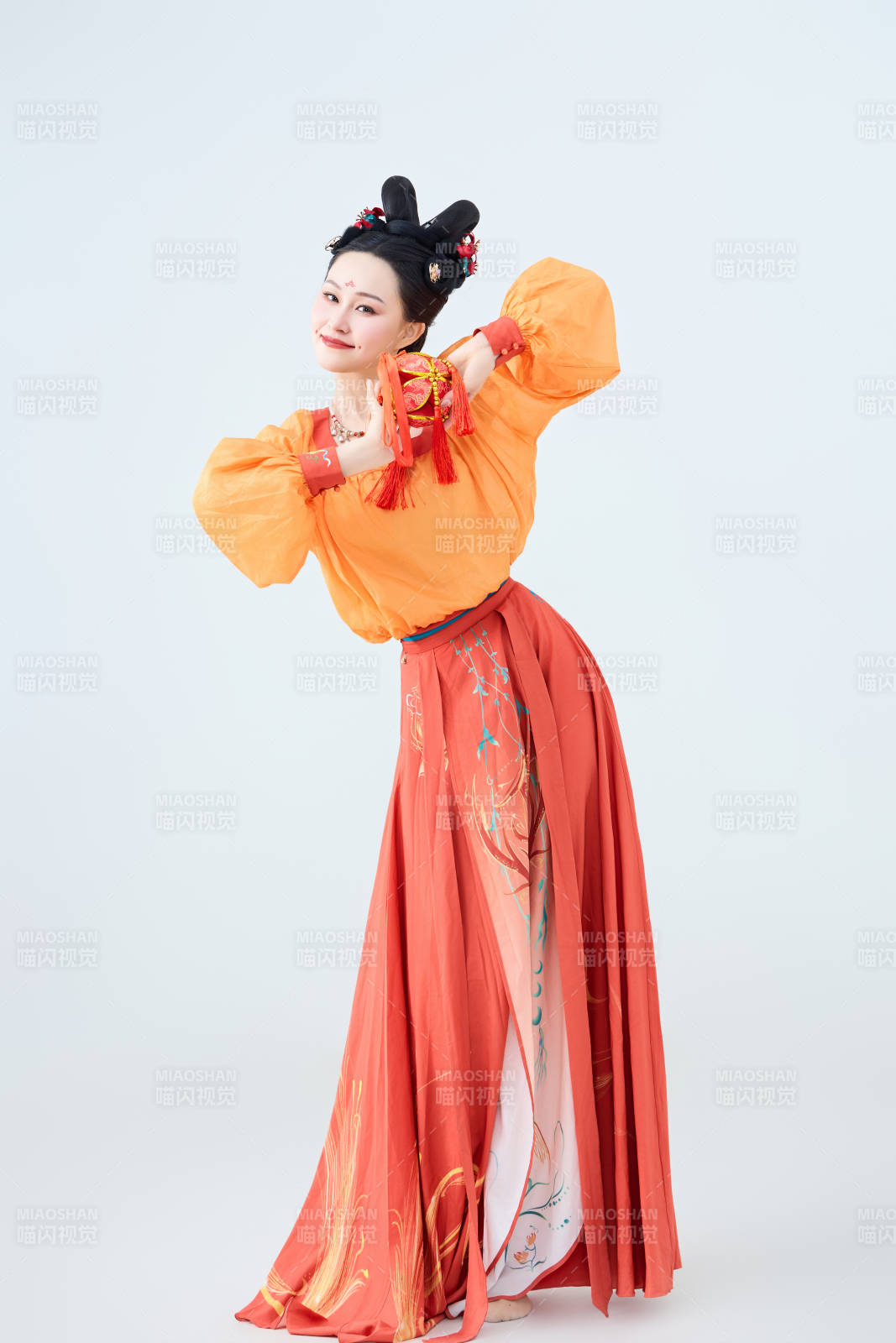 穿着古代唐朝服饰妆造表演古典舞的美丽舞者图片