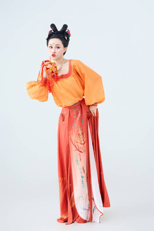 穿着古代唐朝服饰妆造表演古典舞的美丽舞者图片