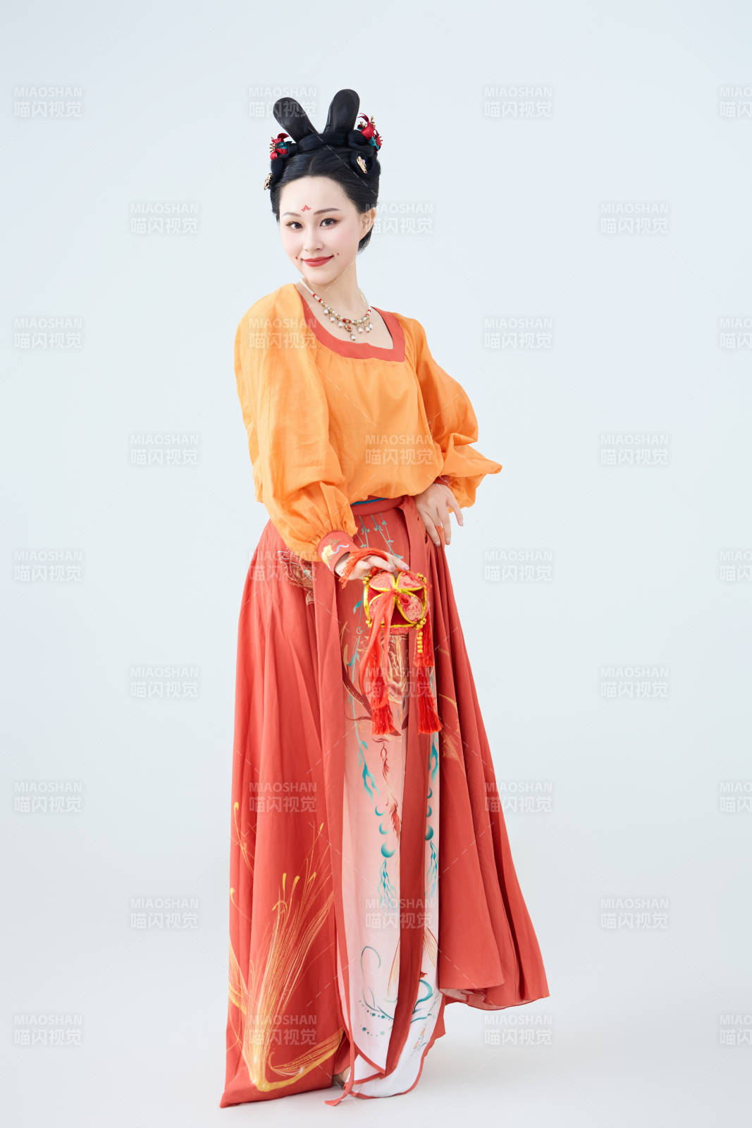 穿着古代唐朝服饰妆造表演古典舞的美丽舞者图片