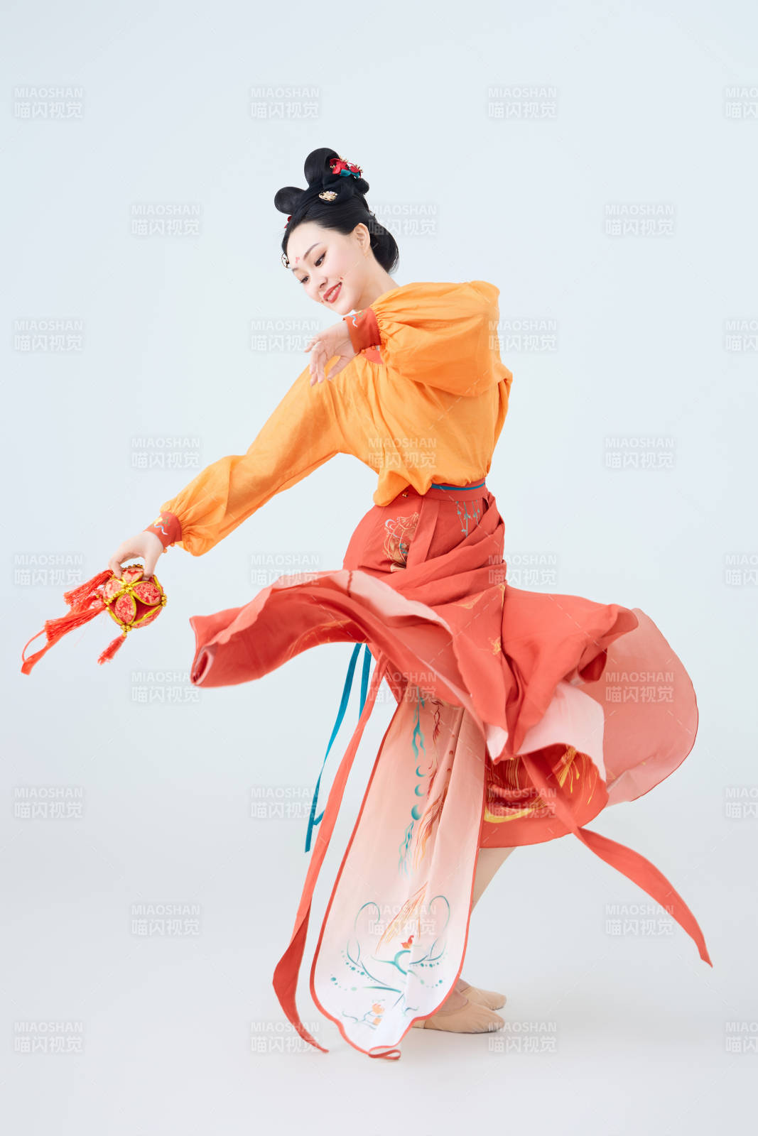 穿着古代唐朝服饰妆造表演古典舞的美丽舞者图片