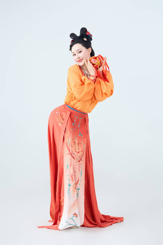 穿着古代唐朝服饰妆造表演古典舞的美丽舞者图片