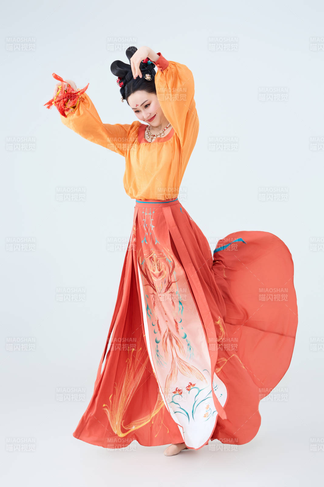 穿着古代唐朝服饰妆造表演古典舞的美丽舞者图片