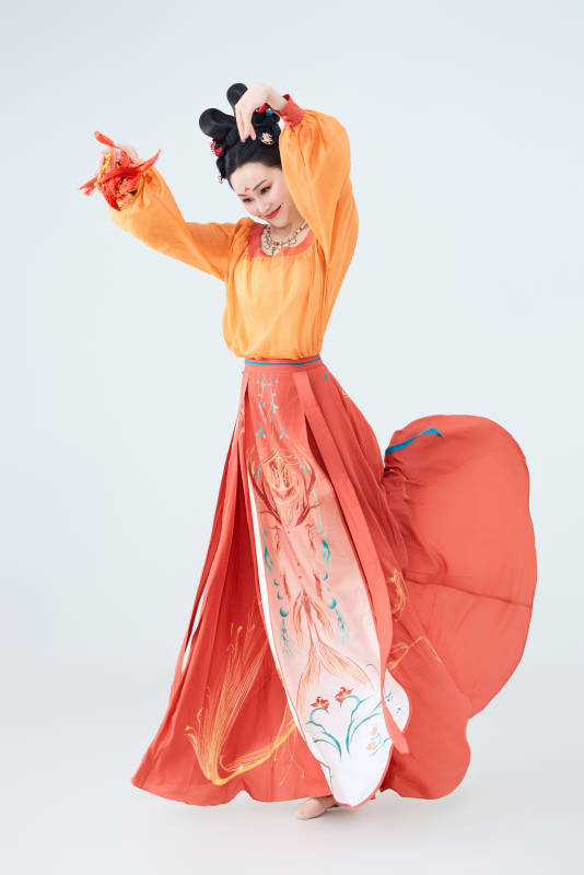 穿着古代唐朝服饰妆造表演古典舞的美丽舞者图片