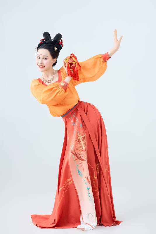 穿着古代唐朝服饰妆造表演古典舞的美丽舞者图片