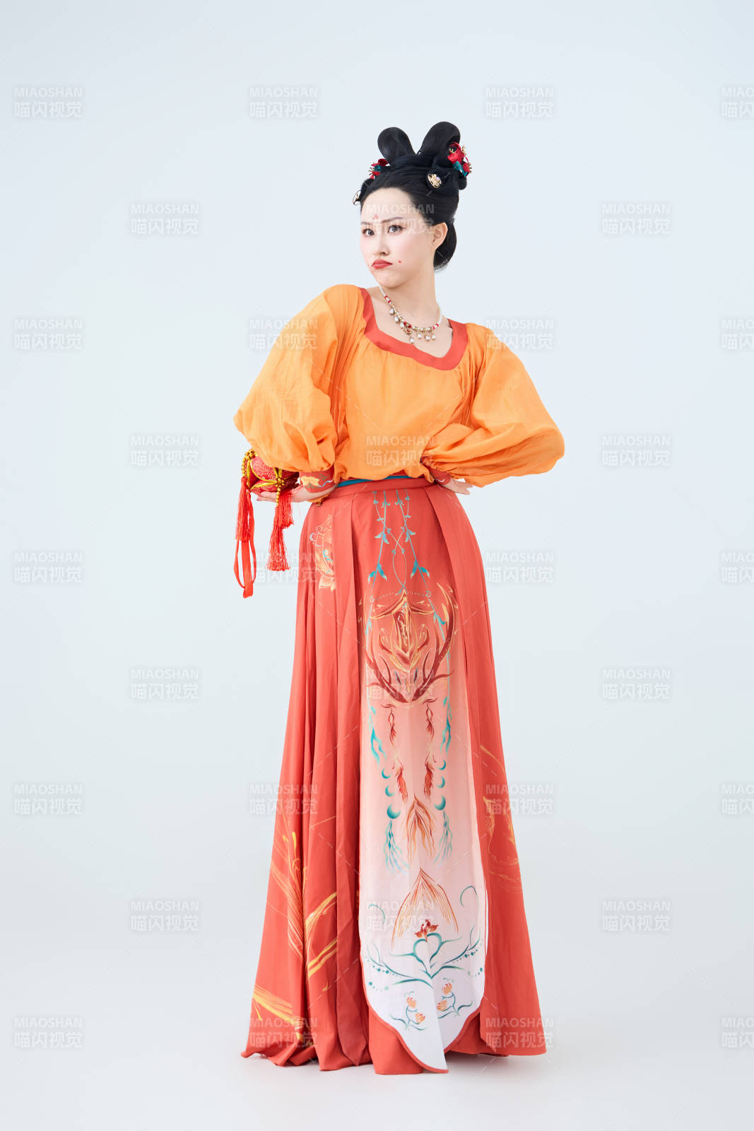 穿着古代唐朝服饰妆造表演古典舞的美丽舞者图片