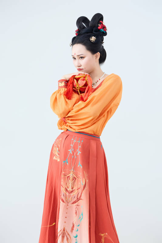 穿着古代唐朝服饰妆造表演古典舞的美丽舞者图片