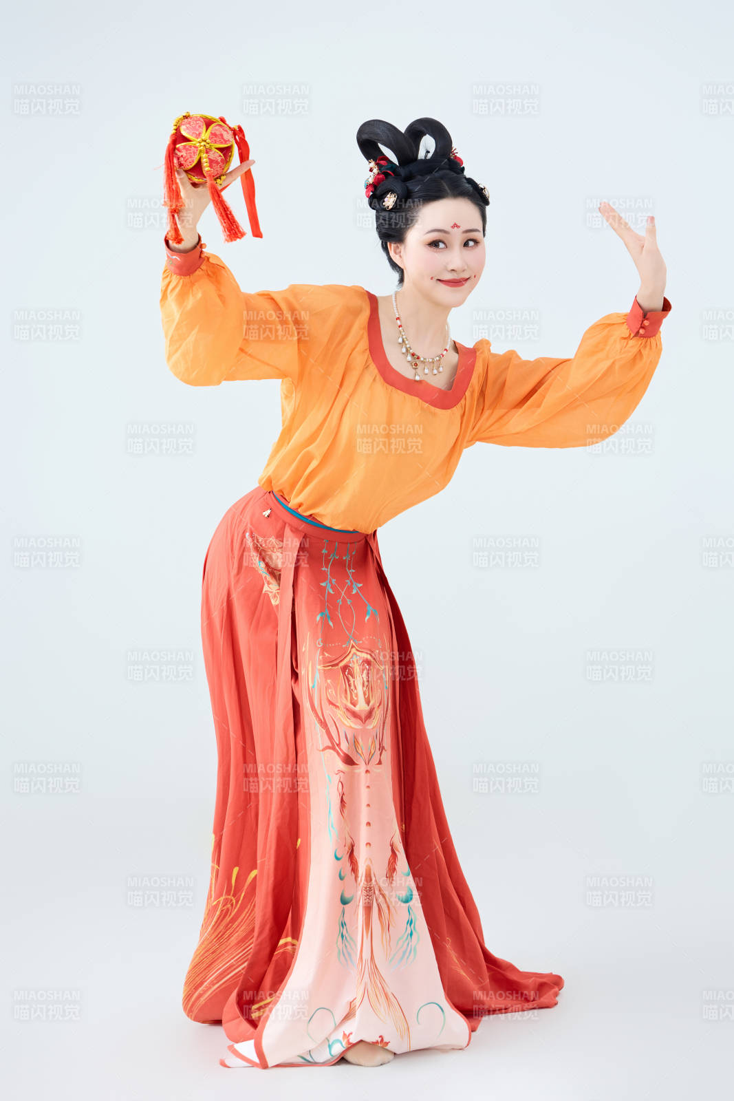 穿着古代唐朝服饰妆造表演古典舞的美丽舞者图片