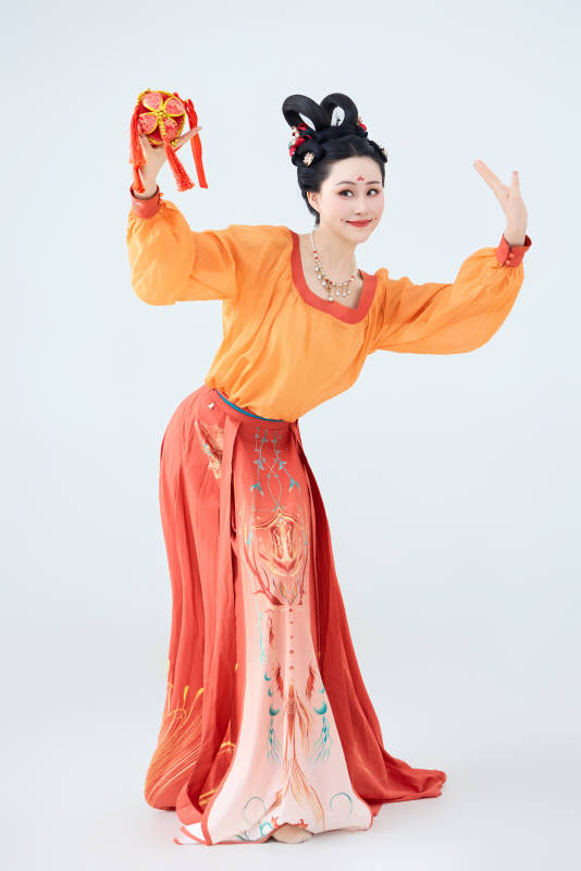 穿着古代唐朝服饰妆造表演古典舞的美丽舞者图片