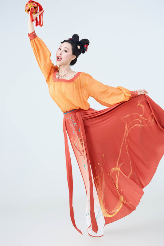 穿着古代唐朝服饰妆造表演古典舞的美丽舞者图片