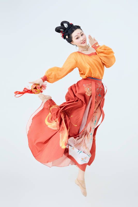 穿着古代唐朝服饰妆造表演古典舞的美丽舞者图片