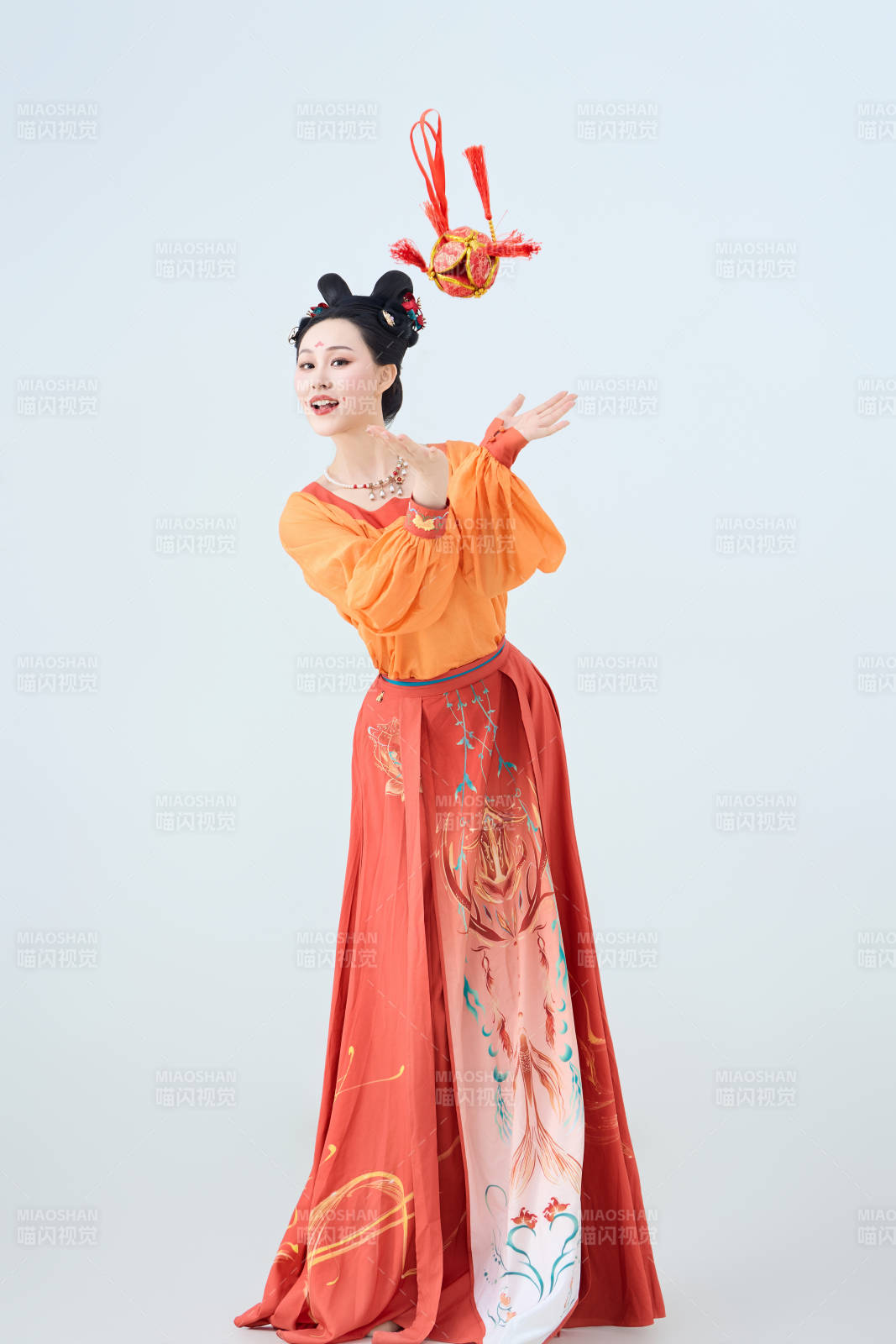 穿着古代唐朝服饰妆造表演古典舞的美丽舞者图片