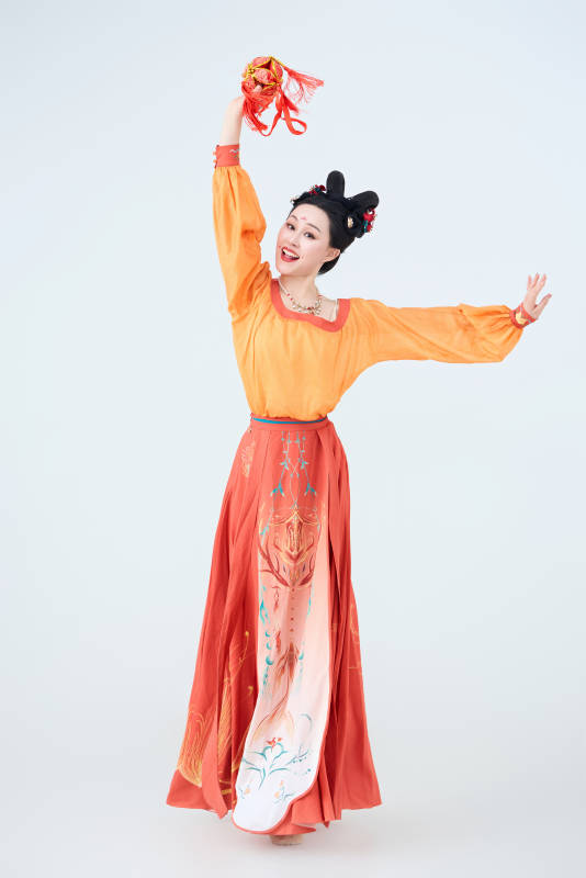 穿着古代唐朝服饰妆造表演古典舞的美丽舞者图片