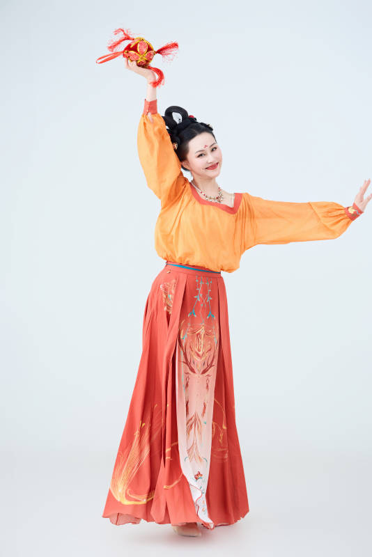 穿着古代唐朝服饰妆造表演古典舞的美丽舞者图片