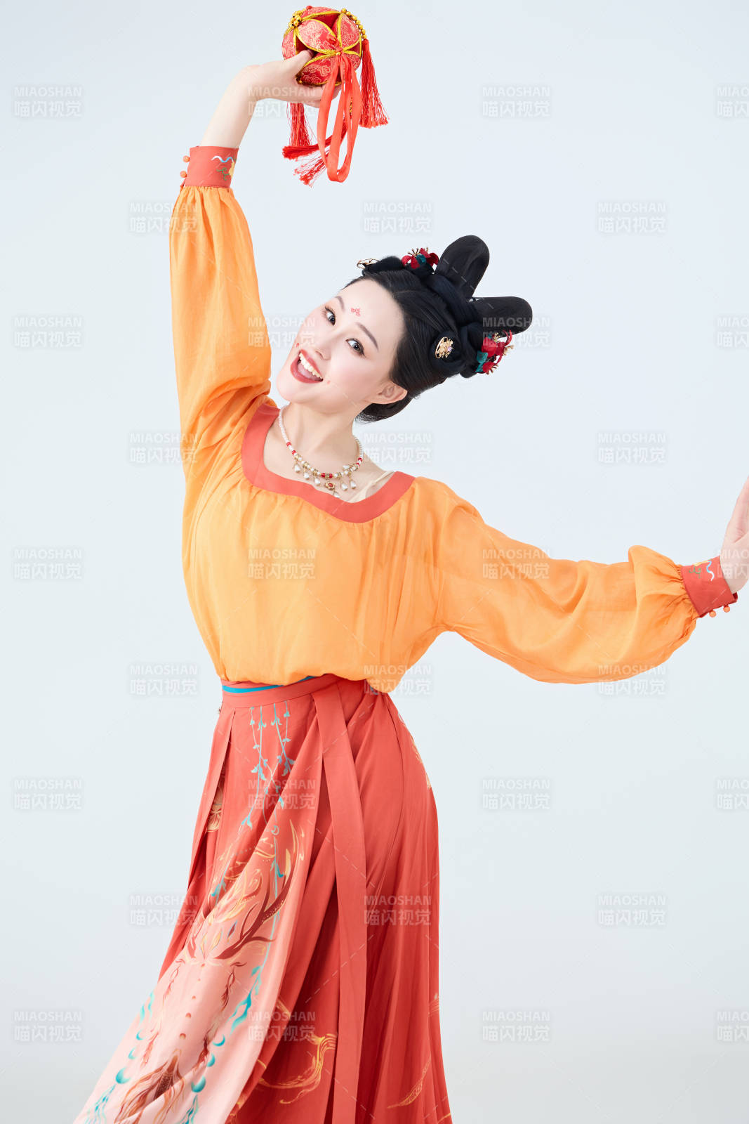 穿着古代唐朝服饰妆造表演古典舞的美丽舞者图片