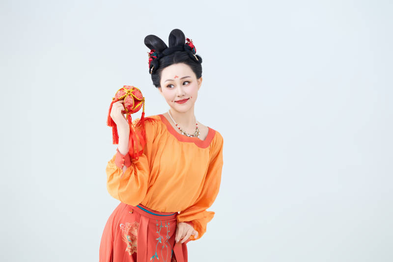 穿着古代唐朝服饰妆造表演古典舞的美丽舞者图片