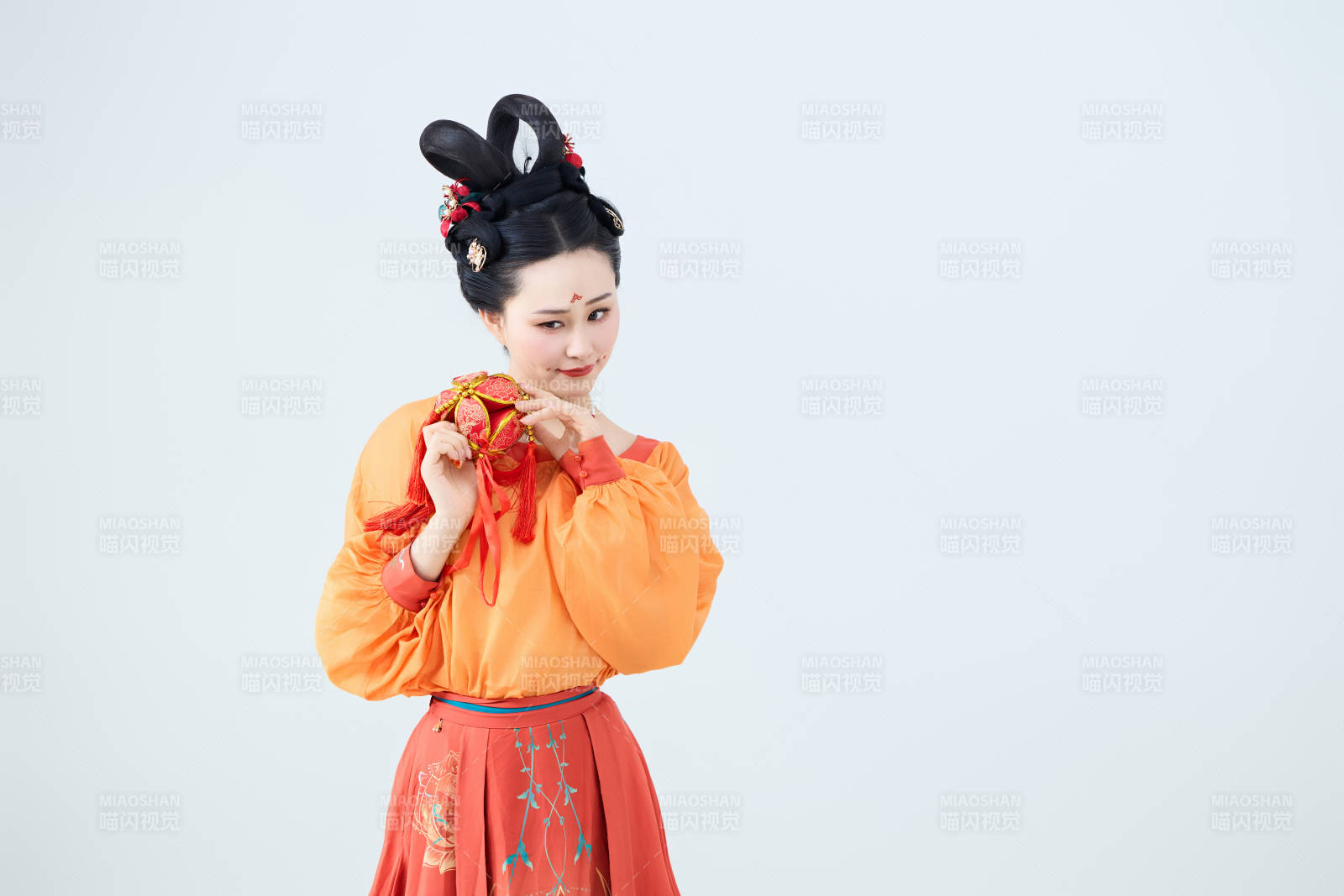 穿着古代唐朝服饰妆造表演古典舞的美丽舞者图片