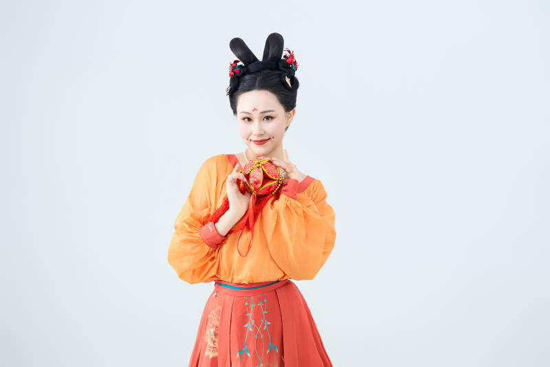 穿着古代唐朝服饰妆造表演古典舞的美丽舞者图片