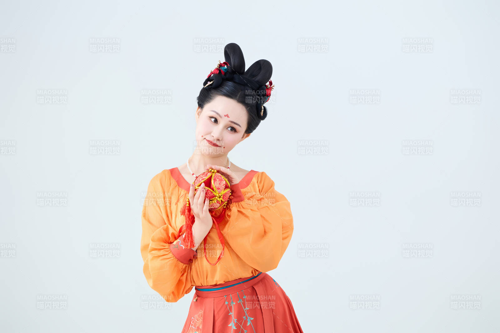 穿着古代唐朝服饰妆造表演古典舞的美丽舞者图片