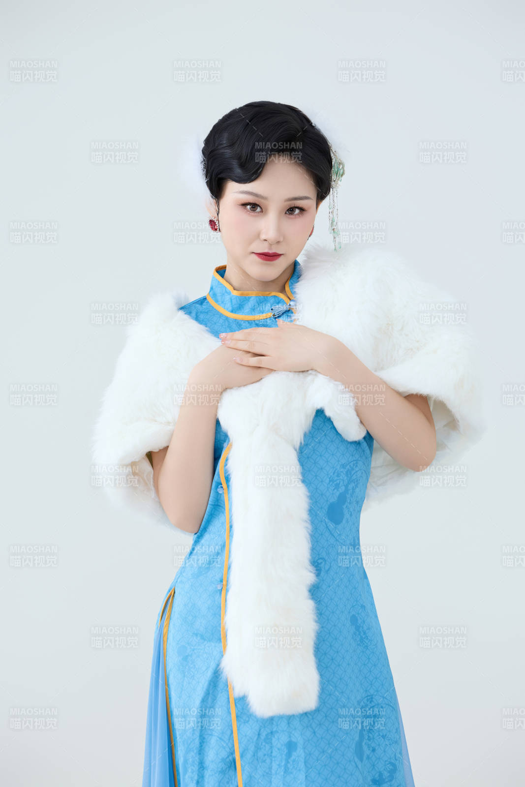 穿着中国中式旗袍表演舞蹈的美丽舞者图片