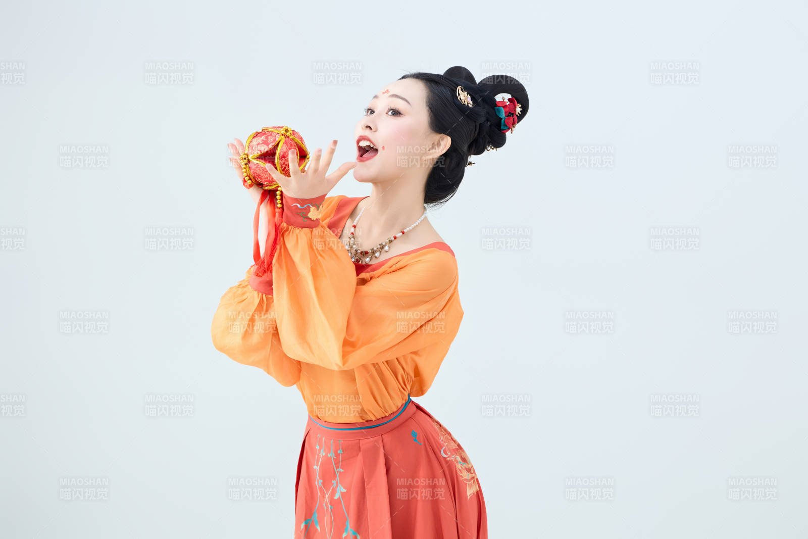 穿着古代唐朝服饰妆造表演古典舞的美丽舞者图片