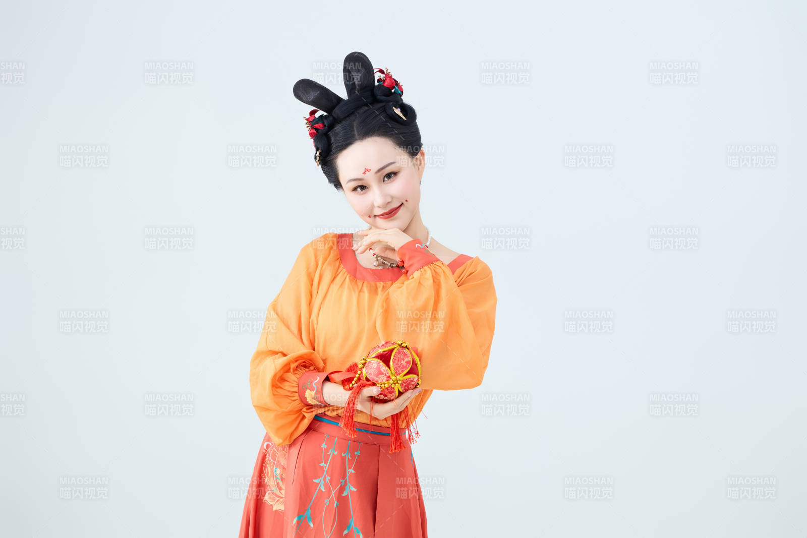 穿着古代唐朝服饰妆造表演古典舞的美丽舞者图片