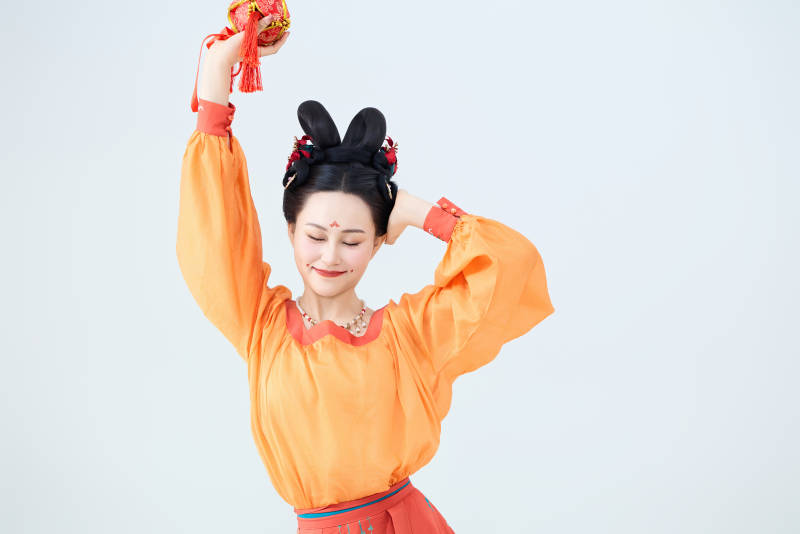 穿着古代唐朝服饰妆造表演古典舞的美丽舞者图片