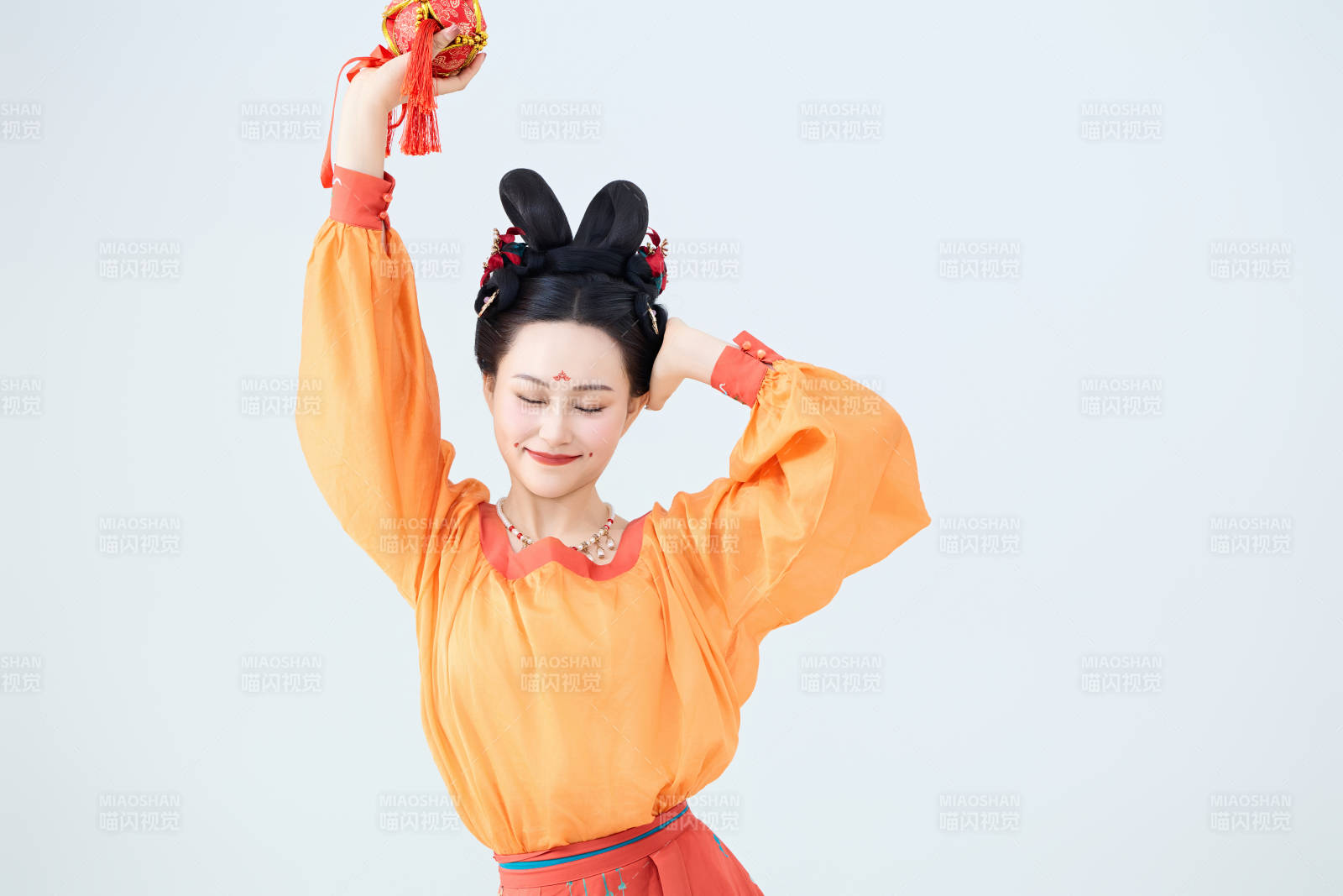 穿着古代唐朝服饰妆造表演古典舞的美丽舞者图片