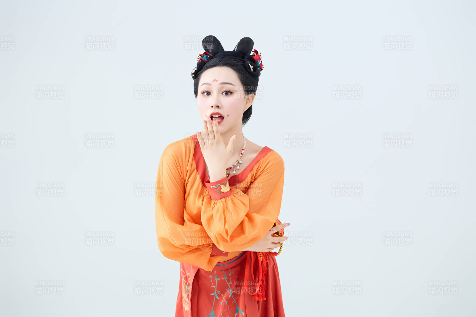 穿着古代唐朝服饰妆造表演古典舞的美丽舞者图片