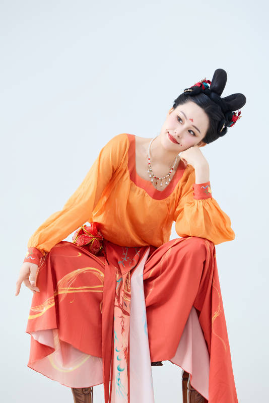 穿着古代唐朝服饰妆造表演古典舞的美丽舞者图片