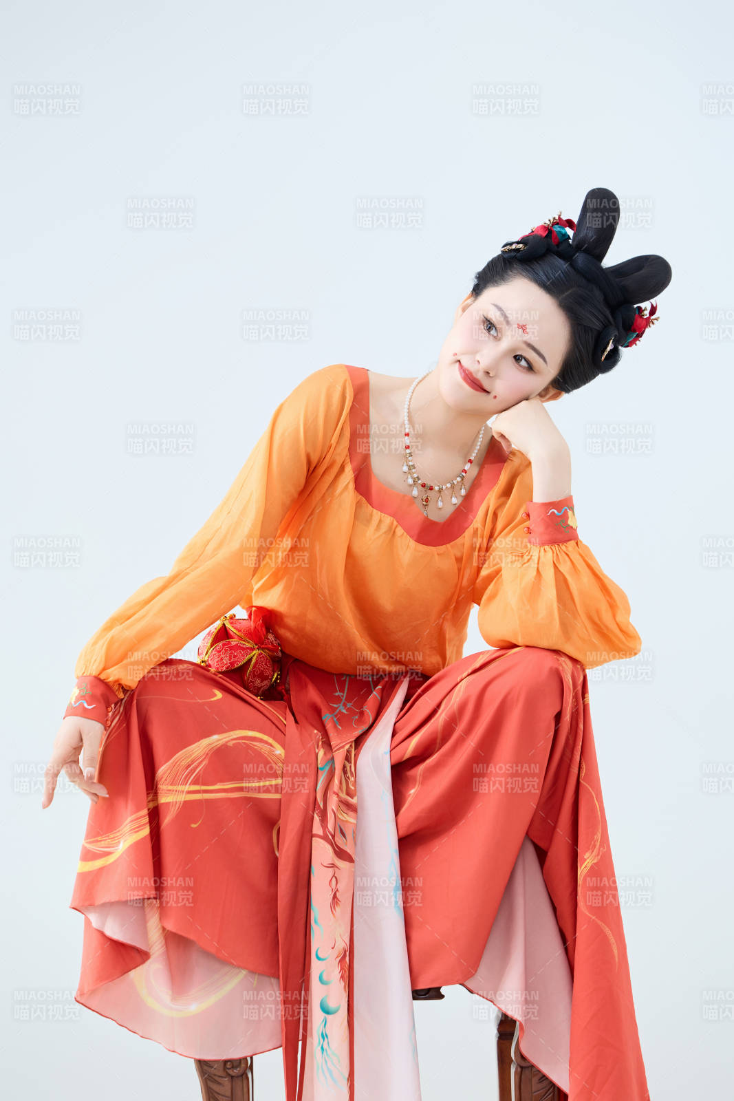 穿着古代唐朝服饰妆造表演古典舞的美丽舞者图片