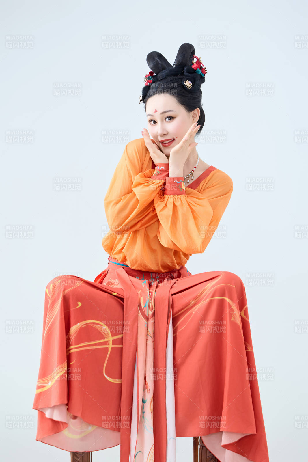 穿着古代唐朝服饰妆造表演古典舞的美丽舞者图片