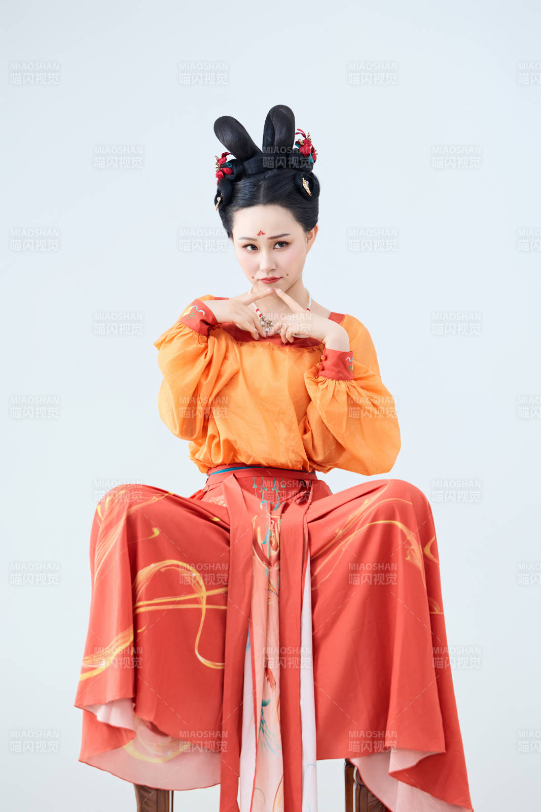 穿着古代唐朝服饰妆造表演古典舞的美丽舞者图片