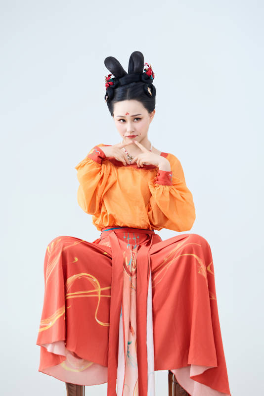 穿着古代唐朝服饰妆造表演古典舞的美丽舞者图片