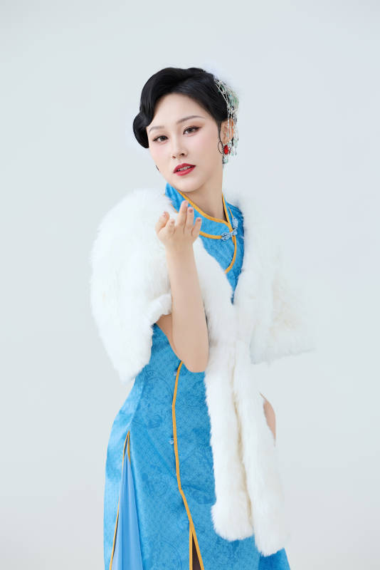 穿着中国中式旗袍表演舞蹈的美丽舞者图片