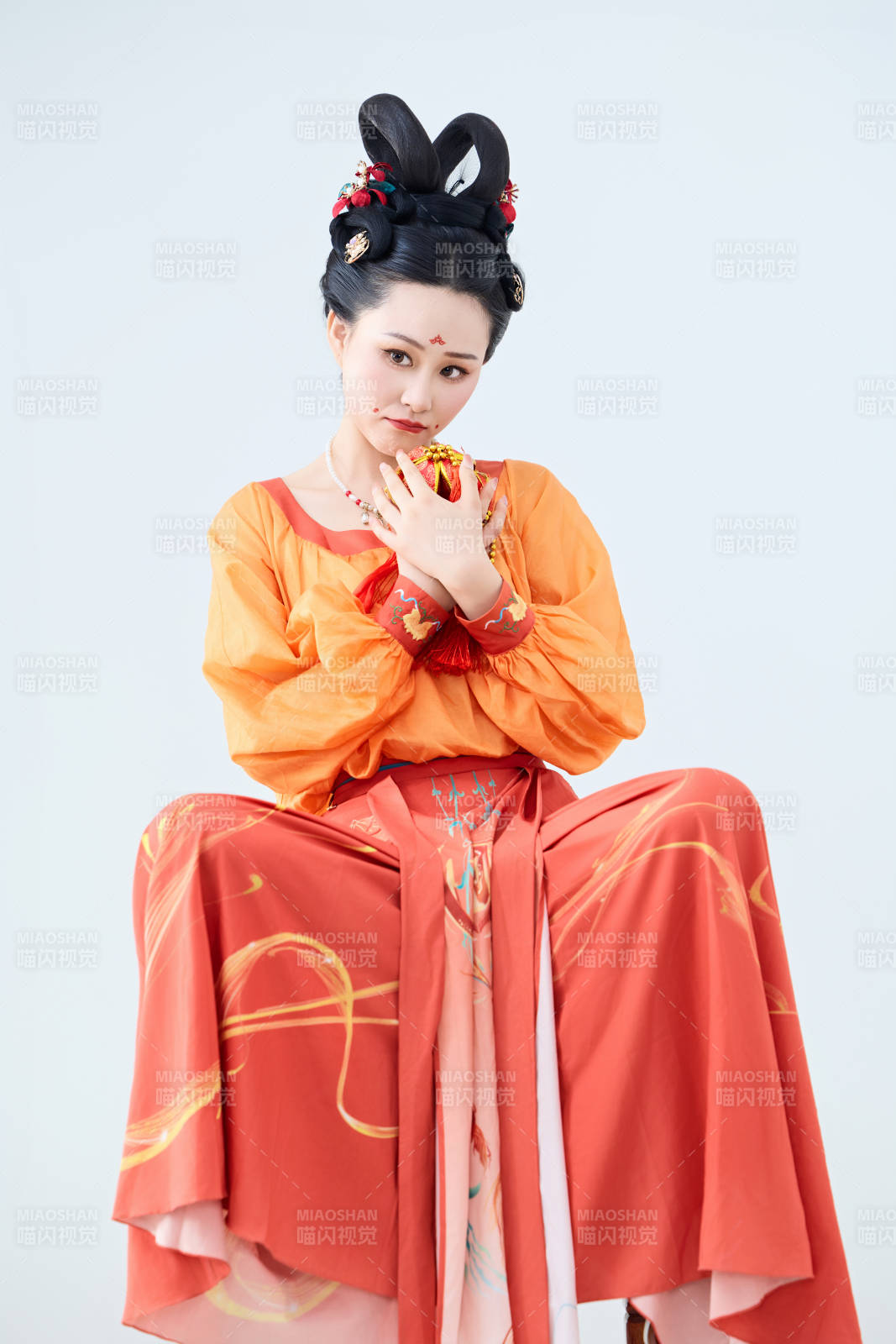 穿着古代唐朝服饰妆造表演古典舞的美丽舞者图片