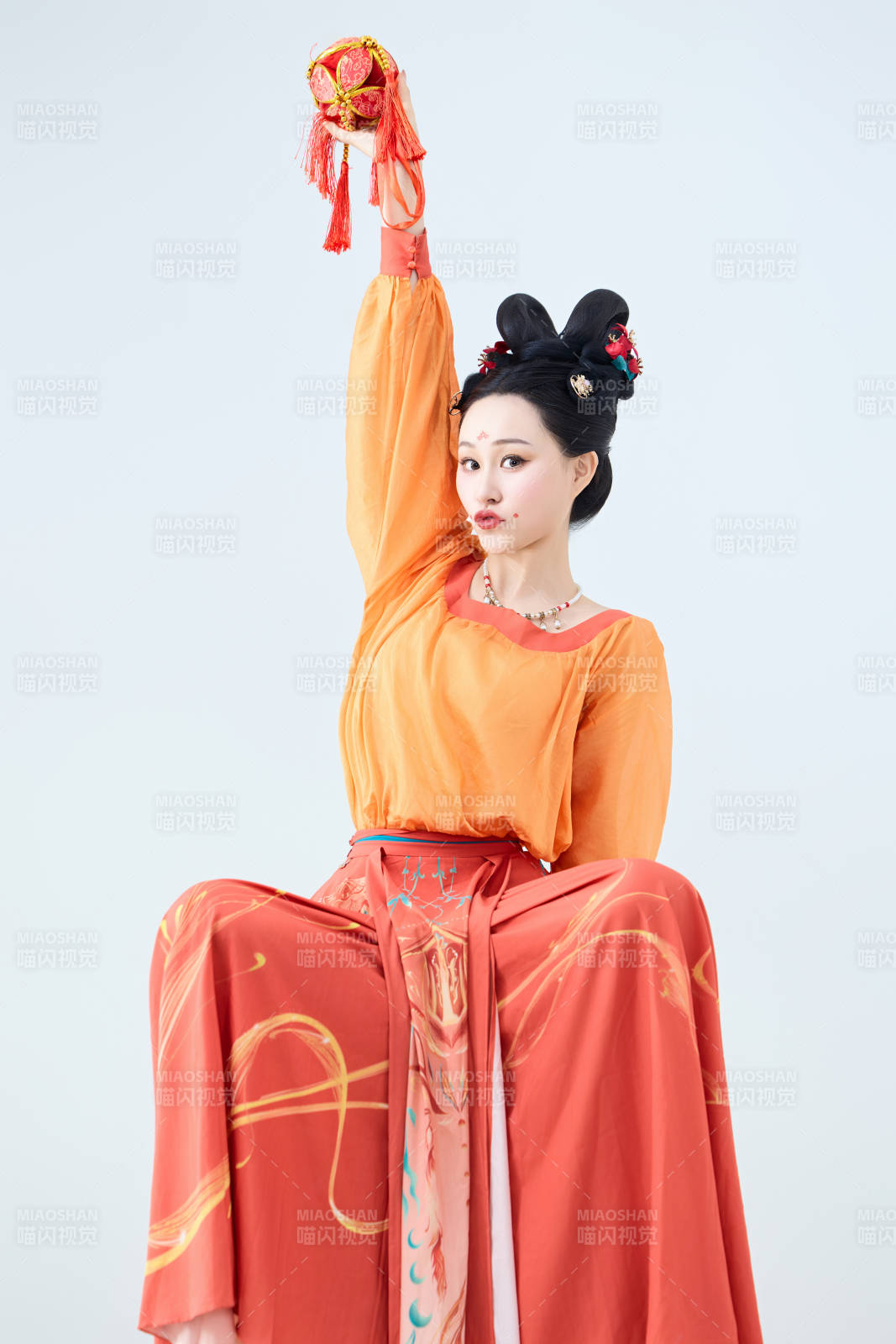 穿着古代唐朝服饰妆造表演古典舞的美丽舞者图片