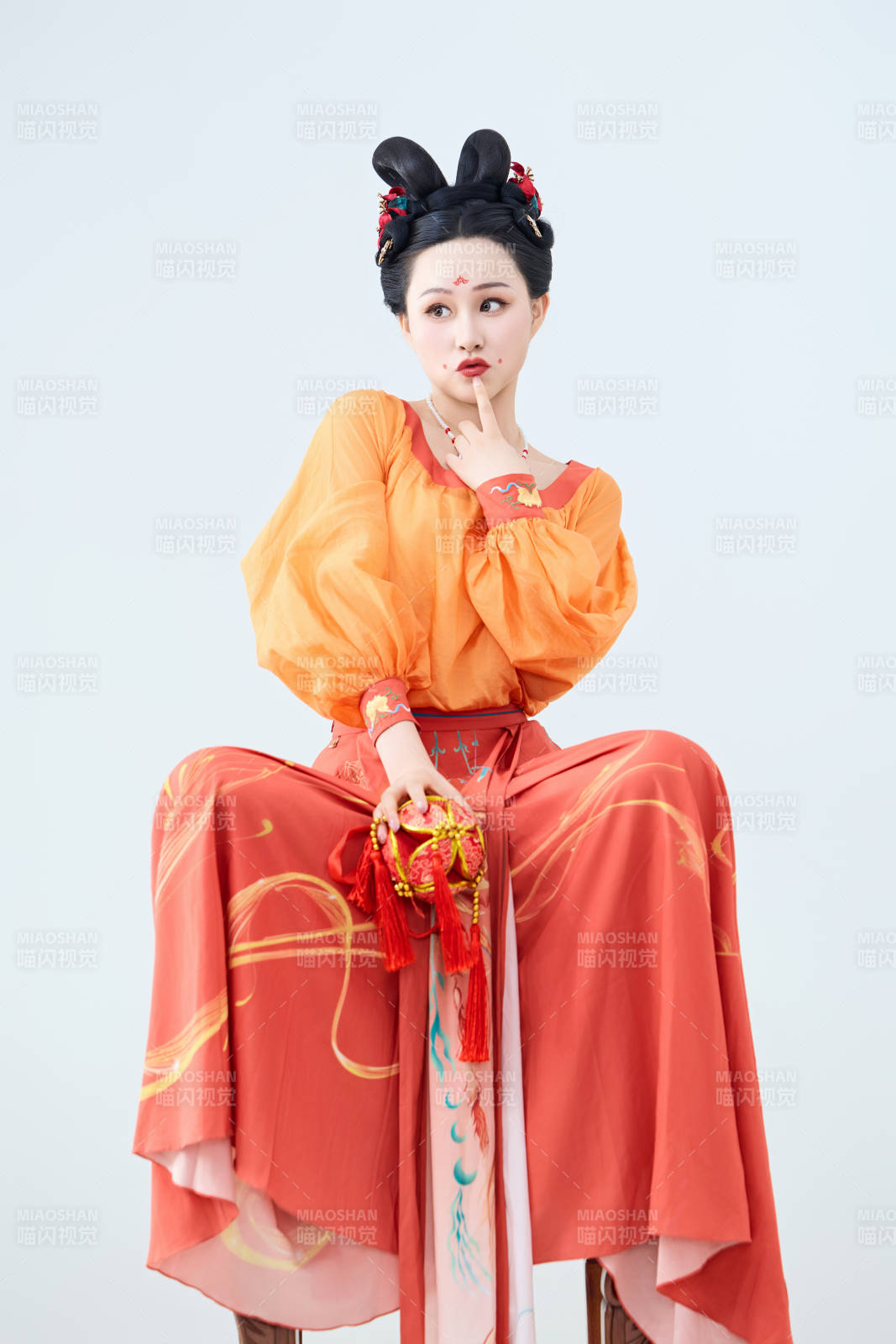 穿着古代唐朝服饰妆造表演古典舞的美丽舞者图片