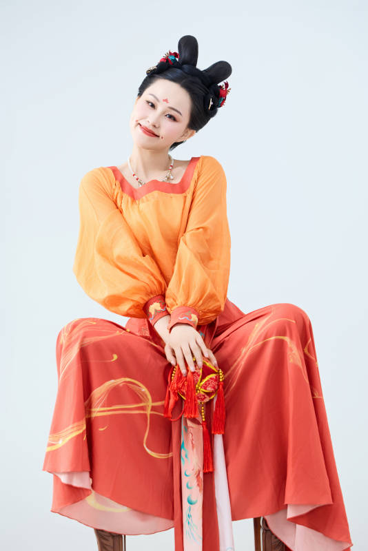 穿着古代唐朝服饰妆造表演古典舞的美丽舞者图片