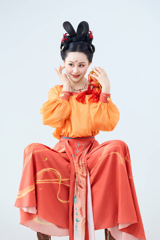 穿着古代唐朝服饰妆造表演古典舞的美丽舞者图片