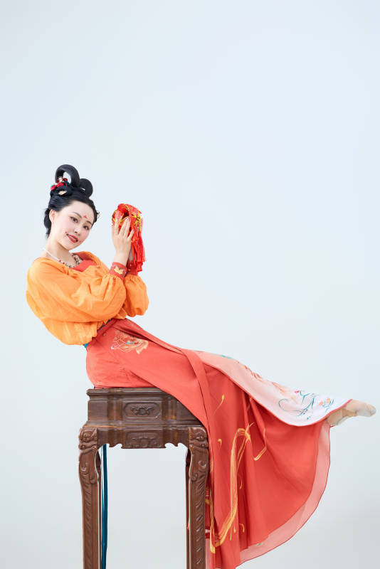 穿着古代唐朝服饰妆造表演古典舞的美丽舞者图片