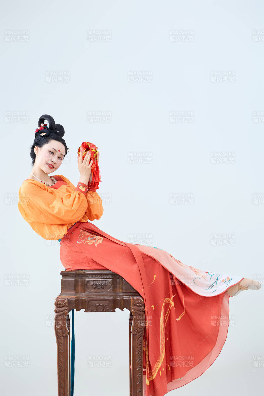 穿着古代唐朝服饰妆造表演古典舞的美丽舞者图片