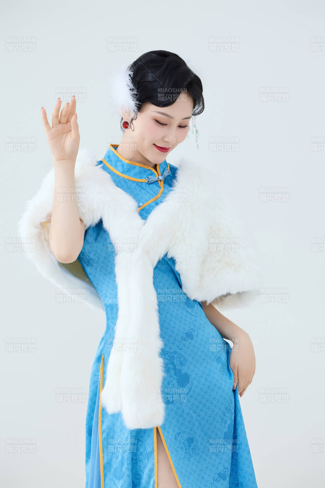 穿着中国中式旗袍表演舞蹈的美丽舞者图片