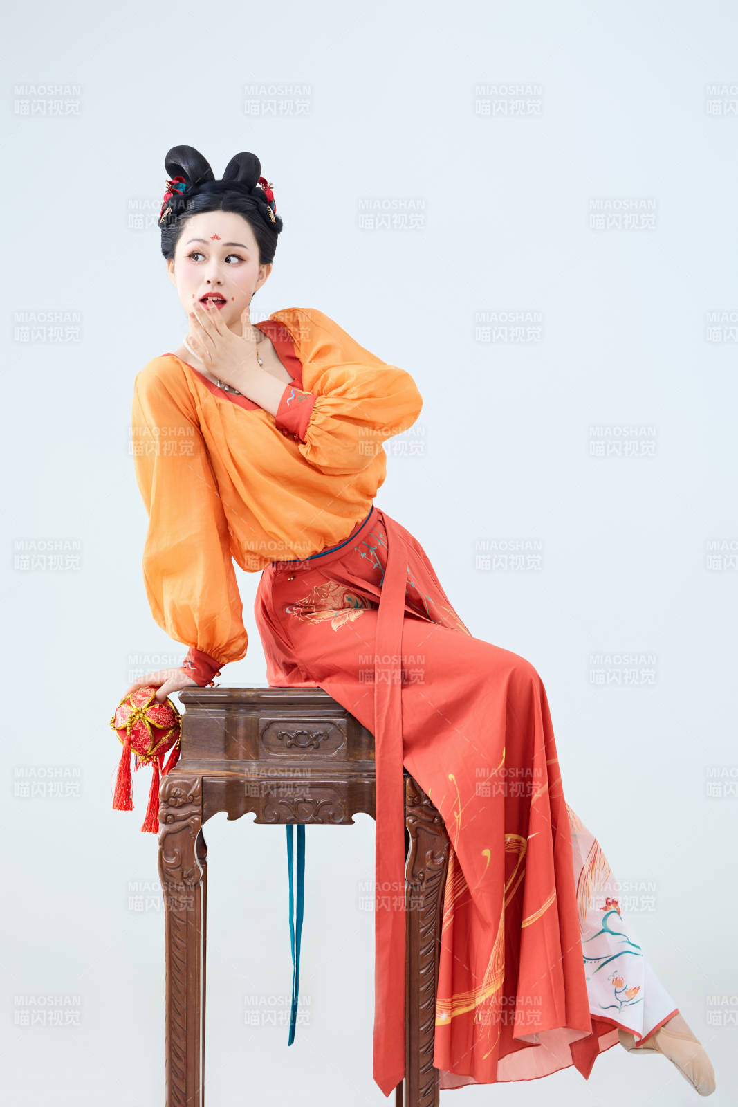 穿着古代唐朝服饰妆造表演古典舞的美丽舞者图片