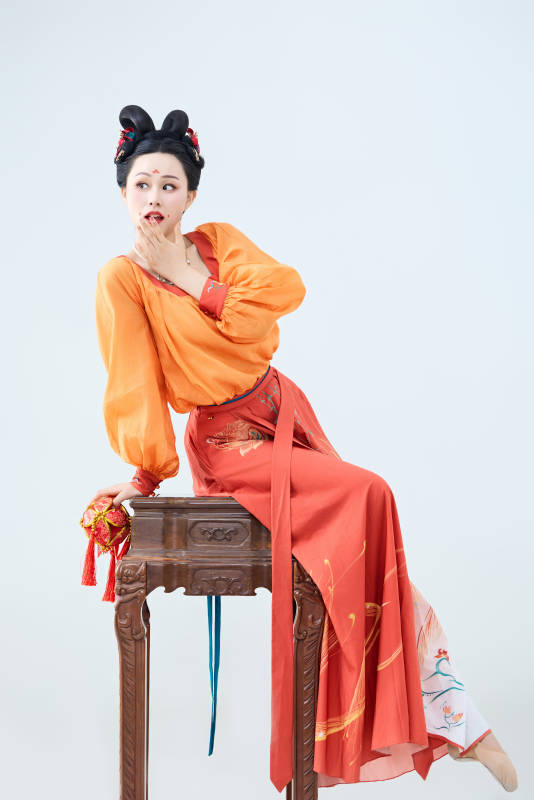 穿着古代唐朝服饰妆造表演古典舞的美丽舞者图片